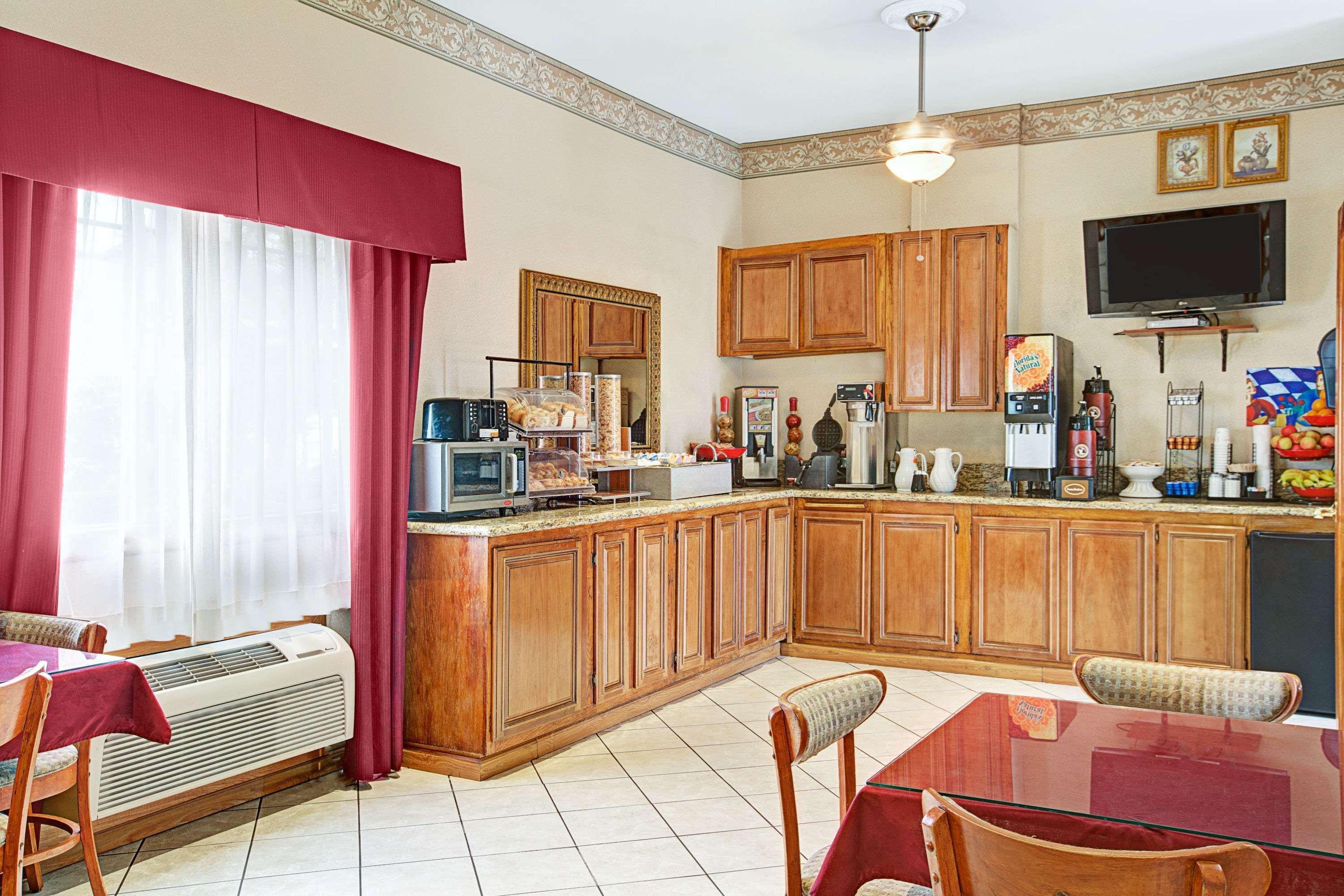 Ramada By Wyndham Redondo Beach Bagian luar foto